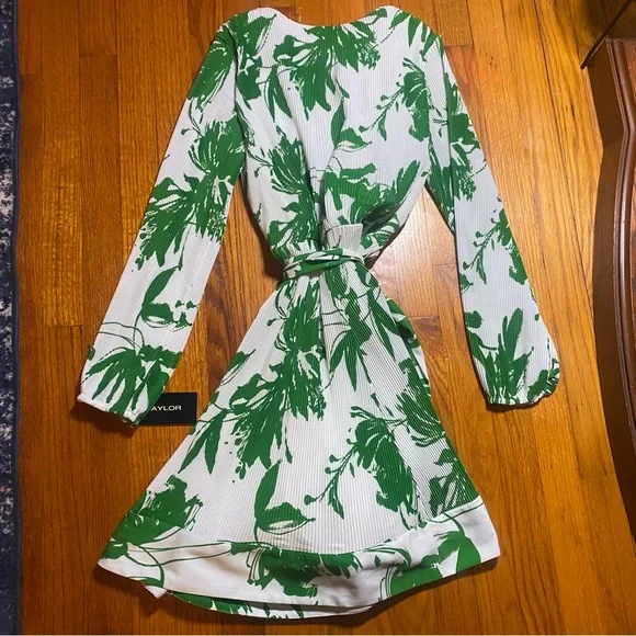 Taylor Floral Belted V-Neck Crepe Dress - Picture 7 of 11